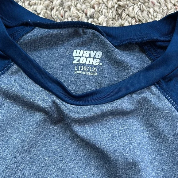 Wave zone boys swim shirt size 10/12. - Picture 2 of 3